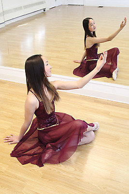 포토 JPG 해외이미지 학생 드레스 여자 어린이 포즈 신발 바닥 갈색머리 한명 사람 동양인 목재 10대 치마 일본 스트레칭 연주자 꿈 거울 댄서 춤 우아함 작음 발레 발레리나 연예인 단아함 심각 해외202004 해외포토 나무 직업 1 헤어스타일 옷 아시아 컨셉 재료 청소년 하의 문화예술 인종 운동 음악가 크기 파일형식 이미지허브