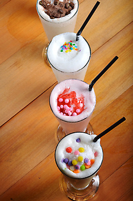 포토 JPG 해외이미지 음료 백그라운드 디저트 종류 사람없음 하이앵글 다양 달콤 시원함 크림 토핑 밀크쉐이크 해외202004 해외포토 음식 뷰포인트 다수 맛 쉐이크 파일형식 이미지허브