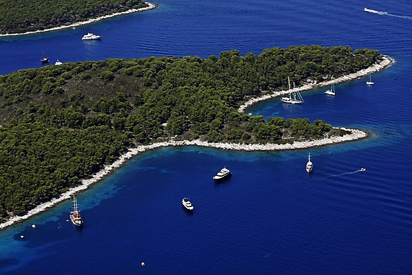 포토 JPG 해외이미지 유럽 바다 섬 여행 하늘 휴가 비행기 안테나 풍경 사람없음 야외 물 파란색 항구 도시 보트 지중해 함선 포트 남쪽 해외202004 해외포토 자연요소 나라 컬러 배_교통 통신 항공교통 교통시설 대중교통 방향 파일형식 이미지허브