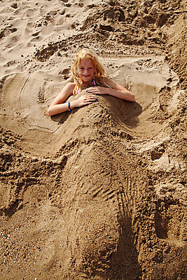 포토 JPG 해외이미지 백인 응시 어린이 모래 놀이 휴가 사람없음 여름 금발 해외202004 해외포토 서양인 헤어스타일 시선 계절 사람 파일형식 이미지허브