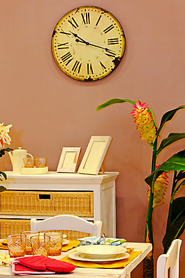 포토 JPG 해외이미지 접시 디자인 꽃 안경 벽 시계 가구 의자 탁자 주택 쟁반 매달리기 사람없음 내부 방 도자기 찬장 묘사 복고 해외202004 해외포토 식물 식기 잡화 생활용품 모션 건물 파일형식 이미지허브