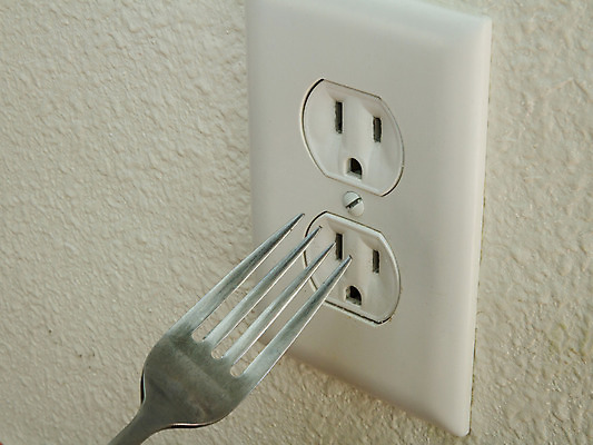 포토 JPG 해외이미지 교육 어린이 벽 포크 경고 안전 사람없음 금속 힘 콘센트 플러그 위험 오브젝트 호기심 충격 삽입 해외202004 해외포토 식기 감정 컨셉 재질 사람 파일형식 이미지허브