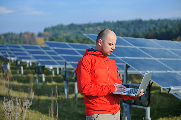 포토 JPG 해외이미지 주간 남자 하늘 한명 들기 상반신 성인 야외 옆모습 노트북 태양에너지 집열판 성인남자한명만 해외202004 해외포토 자연요소 1 뷰포인트 모션 사람 전자제품 그린에너지 남자한명만 성인남자만 파일형식 이미지허브