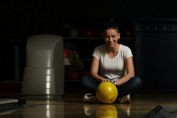 포토 JPG 해외이미지 백인 라이프스타일 응시 여자 행복 스포츠 포즈 공 청소년 놀이 실내 건강 한명 미소 앉기 성인 기쁨 잡기 볼링 시원함 여자만 해외202004 해외포토 서양인 1 시선 감정 모션 표정 사람 내부 생활 구기 파일형식 이미지허브