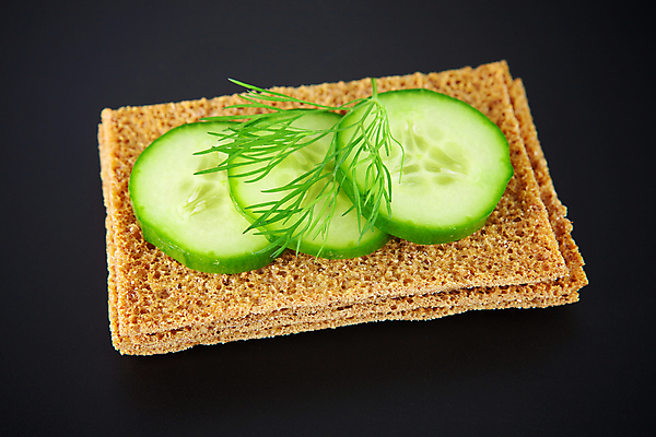 포토 JPG 해외이미지 빵 검은배경 오이 사람없음 한개 쌓기 신선 오픈샌드위치 해외포토 1 음식 백그라운드 채소 모션 샌드위치 검은색 파일형식 이미지허브