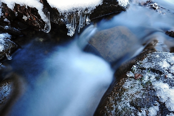 포토 JPG 해외이미지 계절 백그라운드 겨울 자연 추상 사람없음 야외 물 파란색 강 환경 냉동 얼음 폭포 젖음 흐름 추위 바위 흰색 신선 개울 시원함 크리스탈 묘사 서리 고드름 내추럴 눈내림 해외202004 해외포토 자연요소 컬러 컨셉 무늬 눈_날씨 돌_바위 광석 생태계 파일형식 이미지허브