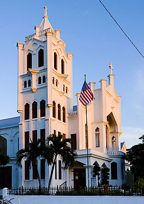 포토 JPG 해외이미지 외관 여행 북아메리카 건축양식 사람없음 야외 건물 교회 미국 깃발 도시 세계여행 타운 플로리다 해외202004 해외포토 건축물 건축 종교건축 아메리카 세계 파일형식 이미지허브