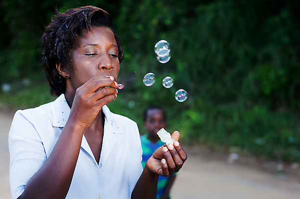 포토 JPG 해외이미지 응시 여자 행복 아들 얼굴 어린이 백그라운드 엄마 한명 성인 액체 해외202004 해외포토 1 시선 감정 가족 사람 신체부위 파일형식 이미지허브