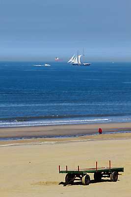 포토 JPG 해외이미지 모래 바다 하늘 날씨 따뜻함 사람없음 세로 파란색 햇빛 맑음 추위 안개 온도 수평선 해외202004 해외포토 컬러 태양 파일형식 이미지허브