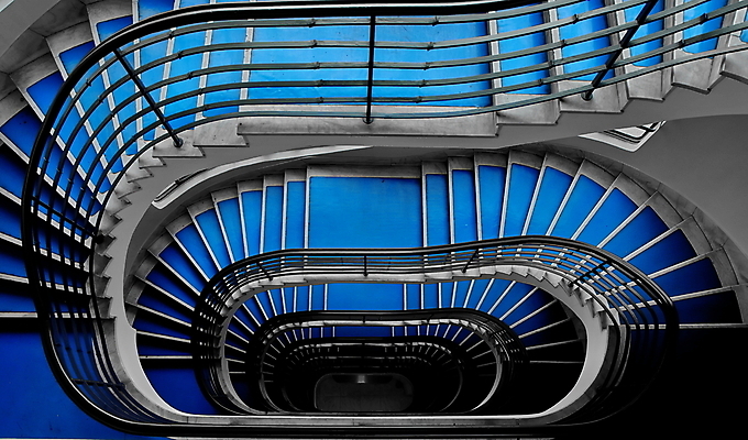 포토 JPG 해외이미지 모양 디자인 백그라운드 비즈니스 건축양식 추상 실내 나선형 사람없음 내부 건물 파란색 사무실 계단 어둠 도시 오르기 단계 깊이 방법 해외202004 해외포토 건축물 건축 컬러 무늬 모션 파일형식 이미지허브