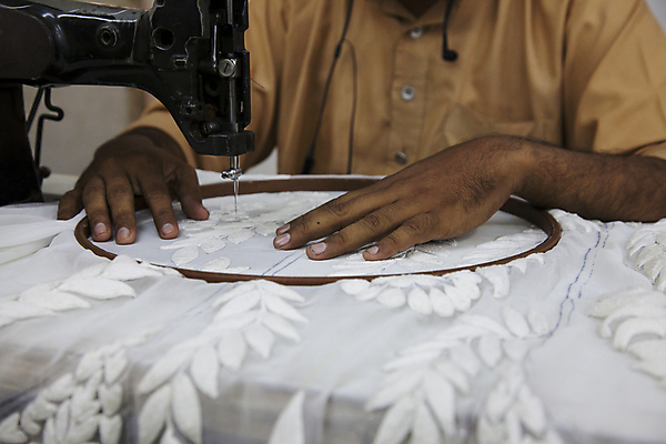 포토 JPG 해외이미지 전통 손 디자인 옷 여자 산업 결혼 공장 탁자 미술 동양인 정장 이벤트 사람없음 장식 유행 축제 기계 직물 업무 화려 작업실 실 바느질 자르기 인도인 준비 기회 자수 이익 재단 고용 라마단 수입 아랍어 정중 파키스탄 핸드메이드 해외202004 해외포토 외국인 아시아 가구 컨셉 공업 모션 문화예술 사람 인종 신체부위 구직 작업 채용 파일형식 이미지허브