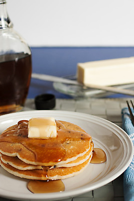 포토 JPG 해외이미지 전통 접시 커피 음식 단풍 탁자 아침 요리 사람없음 쌓기 흰색 원형 황금 달콤 아침식사 냅킨 시럽 팬케이크 핸드메이드 해외202004 해외포토 주간 도형 식기 음료 컬러 가구 잎 모션 케이크 식사 맛 파일형식 이미지허브