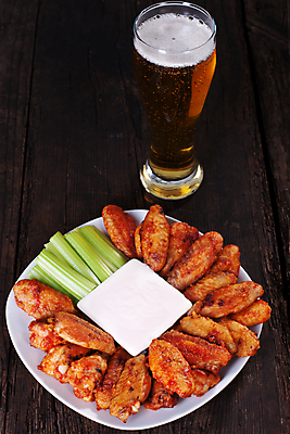 포토 JPG 해외이미지 맥주 실내 사람없음 양념치킨 맥주잔 샐러리 닭날개 미국음식 나무배경 해외202004 버팔로윙 블루치즈소스 해외포토 백그라운드 채소 술잔 주류 서양음식 내부 치킨 닭고기 소스_음식 파일형식 이미지허브