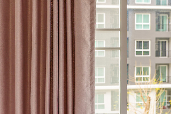 포토 JPG 해외이미지 디자인 벽 바다 포즈 가구 쿠션 건축양식 창문 침구 호텔 휴가 휴식 아파트 주택 사람없음 장식 여행객 문 침실 방 흰색 침대 커튼 클래식 빌라 입장 묘사 휴양지 리빙 스타일 해외202004 해외포토 건축 컬러 생활용품 컨셉 숙소 사람 건물 장소 파일형식 이미지허브