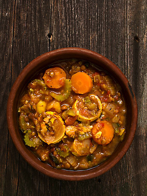 포토 JPG 해외이미지 음식 채소 고추 피망 요리 사람없음 세로 당근 종 시골 부드러움 후추 섬유 주키니호박 채식주의자 캐서롤 해외202004 해외포토 뿌리채소 직물 용기_그릇 감각 향신료 채식 파일형식 이미지허브