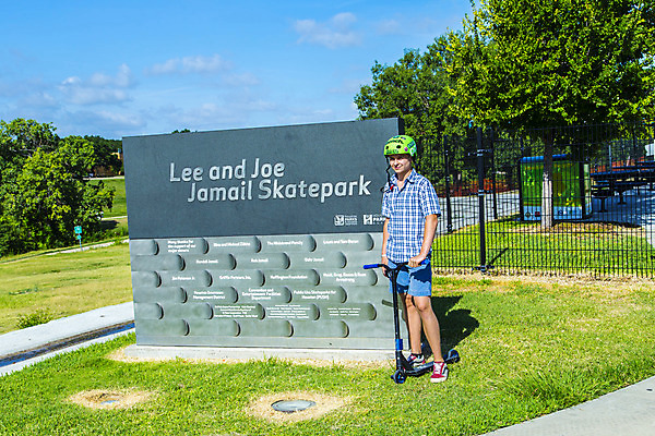 포토 JPG 해외이미지 라이프스타일 접시 공원 스포츠 포즈 모션 하늘 한명 사람 소년 취미 야외 공중 10대 파란색 미국 도전 스쿠터 스케이트보드 용기 승차 헬멧 시원함 스케이트장 텍사스 해외202004 해외포토 1 그릇 식기 공공시설 남자 어린이 컬러 북아메리카 스포츠시설 청소년 생활 오토바이 보드_스포츠 보호장비 파일형식 이미지허브