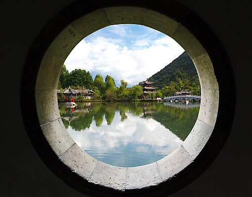 포토 JPG 해외이미지 나무 전통 공원 호수 벽 여행 밭 창문 거리 프레임 풍경 사람없음 야외 빨간색 물 강 농장 반사 여행객 마을 중국 시골 등불 사찰 개울 땅 아치 방앗간 해외202004 해외포토 자연요소 식물 공공시설 아시아 컬러 농업 종교건축 조명 사람 파일형식 이미지허브