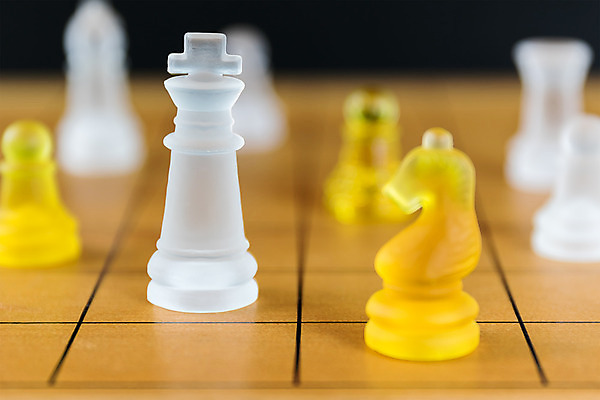 포토 JPG 해외이미지 조각 컨셉 유리 놀이 탁자 사람없음 목재 검은색 경쟁 게임 흰색 우승 체스 계획 대표 공격 왕 크리스탈 패배 체스판 여왕 지능 해외202004 해외포토 나무 컬러 가구 재료 모션 재질 최고 광석 파일형식 이미지허브