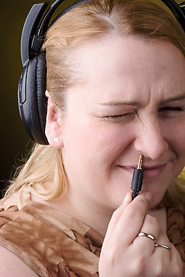 포토 JPG 해외이미지 여자 얼굴 음악 이어폰 장신구 노래 놀이 한명 사람 성인 디지털 헤드폰 듣기 장비 침대 플러그 휴대용 코 전자 오디오 스테레오 녹음기 뮤지컬 조종장치 플레이어 스타일 해외202004 해외포토 1 음향기기 가구 모션 문화예술 신체부위 전자제품 소리 오브젝트 파일형식 녹음_기록 이미지허브