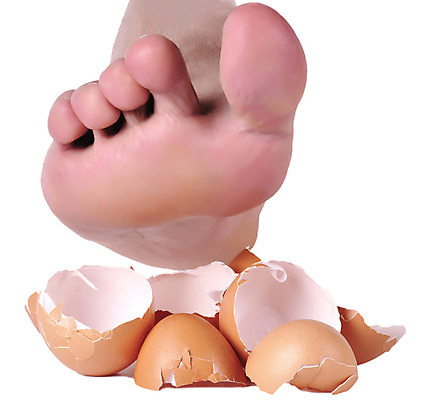 포토 JPG 해외이미지 비즈니스 사람없음 걷기 계란 위험 불안 고민 조심 발가락 실수 격파 깨짐 벌거벗은 압력 양발 주목 취급주의 해외202004 해외포토 감정 컨셉 모션 발 경고 알 파일형식 이미지허브