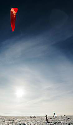 포토 JPG 해외이미지 남자 호수 스포츠 여행 포즈 겨울 모션 자연 하늘 바람 휴가 스키 산 사람 사람없음 파란색 햇빛 태양 우주 점프 냉동 얼음 힘 황혼 추위 자유 서핑 위험 연 속도 추적 해외202004 해외포토 자연요소 계절 컬러 컨셉 날씨 겨울스포츠 놀이용품 일몰 수상스포츠 생태계 파일형식 이미지허브