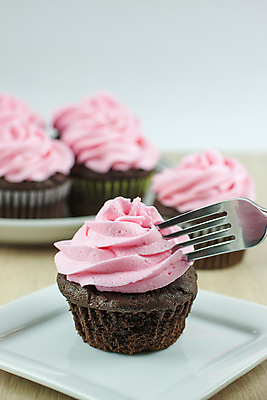 포토 JPG 해외이미지 접시 음식 분홍색 디저트 사람없음 케이크 초콜릿 얼음 대접 달콤 컵케이크 조리대 프로스팅 해외202004 해외포토 자연요소 식기 컬러 맛 제빵 파일형식 이미지허브