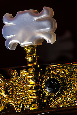 포토 JPG 해외이미지 줄 백그라운드 놀이 집게 사람없음 목재 장식 머리 금속 소리 흰색 기구 기타 나사 황금 플라스틱 묘사 오브젝트 롤 긴장 고립 뮤지컬 조율 해외202004 해외포토 나무 감정 컬러 재료 재질 현악기 신체부위 공구 파일형식 이미지허브