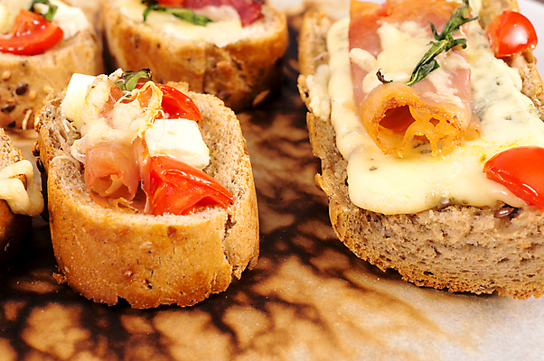 포토 JPG 해외이미지 전통 접시 음식 빵 조각 토마토 채소 치즈 도마 샌드위치 마늘 육류 요리 사람없음 가로 파란색 식사 저녁식사 이탈리아 신선 아침식사 애피타이저 바게트 굽기 지중해 만취 카나페 준비 매움 햄 후추 바질 점심식사 브루스케타 앙트레 핸드메이드 해외202004 해외포토 식기 유럽 바다 컬러 식재료 주방용품 유제품 서양음식 맛 구이 향신료 술취함 파일형식 이미지허브