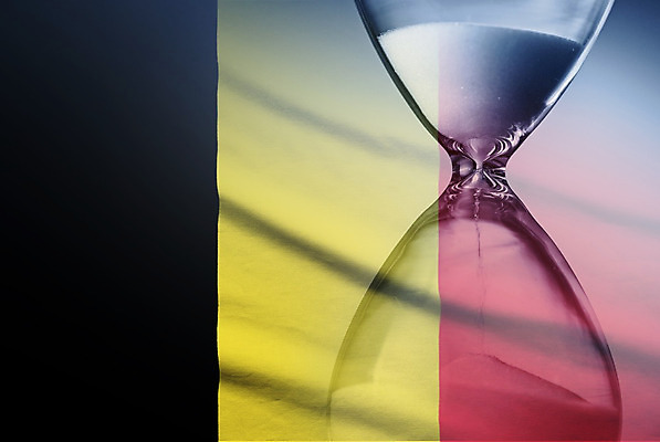 포토 JPG 해외이미지 시계 컨셉 아이디어 사람없음 달리기 흐름 골동품 기구 긴급 깃발 시간 투명 날짜 계산 민주주의 심볼 모래시계 측정 복고 합성 벨기에 통과 타이머 애국심 재촉 진행 구식 마감 분 압력 전국 카운트다운 해외202004 해외포토 모래 모션 서유럽 파일형식 이미지허브