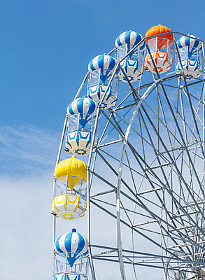 포토 JPG 해외이미지 공원 행복 무지개 놀이 하늘 휴가 사람없음 야외 빨간색 초록색 여름 파란색 빛 컬러풀 태양 노란색 금속 축제 기쁨 도시 바퀴 원형 승차 큼 흥분 주말 회전목마 공평 해외202004 해외포토 자연요소 도형 계절 공공시설 감정 컬러 모션 재질 놀이기구 크기 파일형식 이미지허브