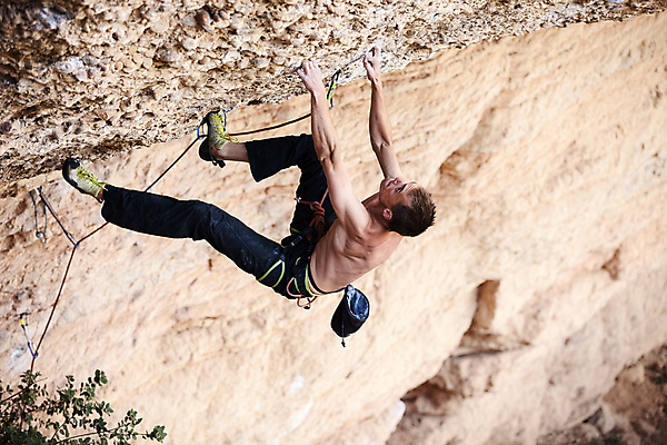 포토 JPG 해외이미지 주간 전신 남자 매달리기 한명 성인 야외 옆모습 올려보기 잡기 집중 암벽 오르기 암벽등반 암벽등반가 성인남자한명만 해외202004 해외포토 자연요소 1 뷰포인트 컨셉 모션 사람 등산 남자한명만 성인남자만 파일형식 이미지허브