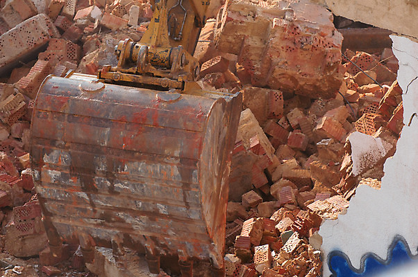 포토 JPG 해외이미지 산업 벽 벽돌 주택 사람없음 건물 노란색 힘 기계 파편 불도저 굴착기 먼지 무거움 계약자 땅파기 파멸 해외202004 해외포토 건축물 컬러 컨셉 중장비 무게 계약 파일형식 소멸 이미지허브