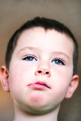 포토 JPG 해외이미지 백인 1 응시 남자 행복 감정 아들 얼굴 어린이 남학생 백그라운드 한명 사람 소년 청년 청춘 유치원 흰색 표현 닫기 작음 손주 개성 해외202004 해외포토 서양인 학생 시선 교육 컬러 컨셉 가족 모션 성인 신체부위 크기 파일형식 이미지허브