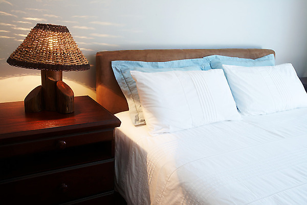 포토 JPG 해외이미지 벽 가구 쿠션 베개 침구 탁자 주택 사람없음 내부 장식 파란색 빛 컬러풀 갈색 침실 방 흰색 침대 램프 잠 오두막 찬장 받침대 더블 터키석 스타일 카피스페이스 해외202004 해외포토 컬러 생활용품 조명 건물 공백 보석 파일형식 이미지허브