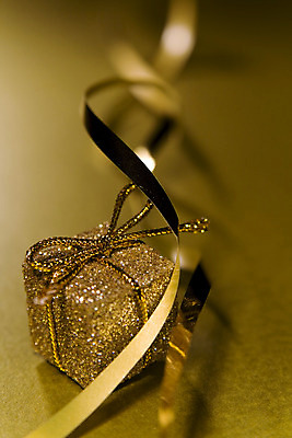 포토 JPG 해외이미지 디자인 리본 백그라운드 크리스마스 선물 사람없음 빨간색 축제 황금 은색 질감 엘리먼트 포장소품 해외202004 해외포토 기념일 컬러 포장 오브젝트 포장재료 파일형식 이미지허브