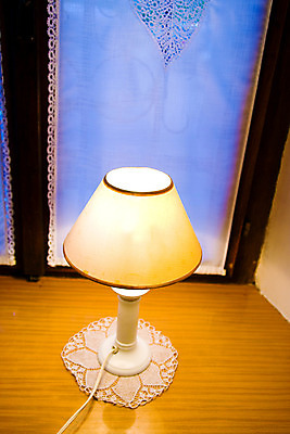 포토 JPG 해외이미지 가구 창문 탁자 호텔 선반 아파트 주택 따뜻함 사람없음 내부 목재 파란색 빛 노란색 어둠 황혼 일몰 방 램프 야간 저녁 묘사 오브젝트 부식 심플 여관 옛날 안락 해외202004 해외포토 자연요소 나무 컬러 생활용품 컨셉 재료 숙소 조명 건물 노을 파일형식 이미지허브