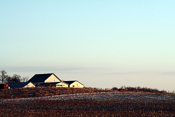 포토 JPG 해외이미지 겨울 밭 농업 하늘 주택 사람없음 파란색 농장 일출 흙 수확 먼지 외양간 해외202004 해외포토 계절 산업 컬러 건물 노을 파일형식 이미지허브