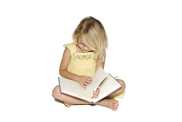 포토 JPG 해외이미지 백인 드레스 여자 교육 안경 초등학생 어린이 분홍색 맨발 한명 사람 앉기 책 금발 독서 노란색 회색 흰색 읽기 교과서 흰배경 양장본 고립 초보 해외202004 해외포토 서양인 1 학생 헤어스타일 잡화 옷 컬러 백그라운드 모션 발 교재 파일형식 이미지허브