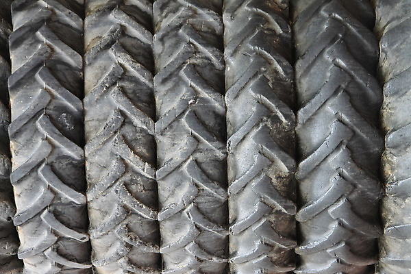 포토 JPG 해외이미지 산업 도로 백그라운드 패턴 농업 부분 교통시설 자동차 사람없음 세로 검은색 장비 덮개 바퀴 결합 속도 질감 타이어 트랙 트랙터 고무 보호자 비포장도로 오프로드 자동 해외202004 해외포토 길 육상교통 컬러 교통 무늬 뚜껑 농기계 시설 특수차량 파일형식 이미지허브