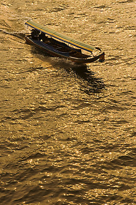 포토 JPG 해외이미지 전통 아시아 파도 여행 태국 항해 동양인 사람없음 야외 물 강 태양 반사 일출 황혼 일몰 새벽 보트 황금 방콕 해외202004 해외포토 자연요소 나라 바다 배_교통 인종 노을 파일형식 이미지허브