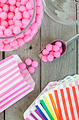 포토 JPG 해외이미지 종이 분홍색 백그라운드 무지개 가방 오렌지 유리 사탕 사람없음 목재 빨간색 초록색 파란색 컬러풀 노란색 보라색 줄무늬 활발 회색 수확 뚜껑 시골 대접 항아리 달콤 정크푸드 고민 국자 만들기 머리위 쏟아짐 뷔페 옛날 방식 해외202004 해외포토 자연요소 나무 잡화 감정 컬러 컨셉 무늬 농업 과일 재료 모션 재질 주방용품 디저트 도자기 맛 파일형식 이미지허브