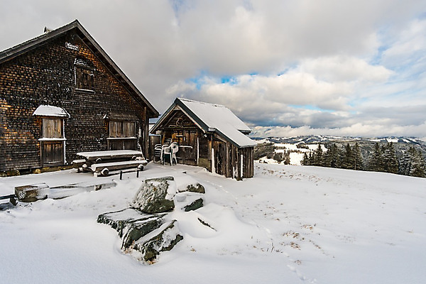 포토 JPG 해외이미지 나무 구름 응시 여행 겨울 자연 날씨 휴가 산 파노라마 풍경 사람없음 야외 초록색 파란색 컬러풀 햇빛 태양 농가 농장 하이킹 바위 시골 점 정상 숲 스위스 언덕 알프스 천국 절정 해외202004 해외포토 자연요소 식물 시선 계절 유럽 컬러 농업 레저 촬영기법 돌_바위 생태계 파일형식 이미지허브