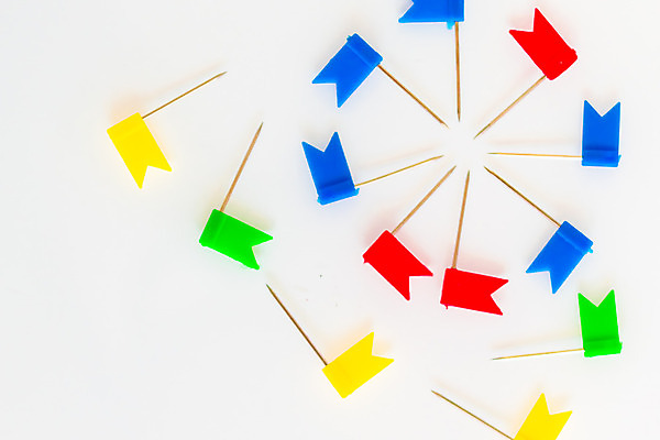 포토 JPG 해외이미지 모양 디자인 종이 컨셉 패턴 일러스트 비즈니스 추상 문구용품 화살 사람없음 빨간색 초록색 파란색 컬러풀 사무실 노란색 3D 흰색 깃발 방향 심볼 날카로움 고립 해외202004 해외포토 컬러 무늬 디지털합성 오브젝트 파일형식 이미지허브