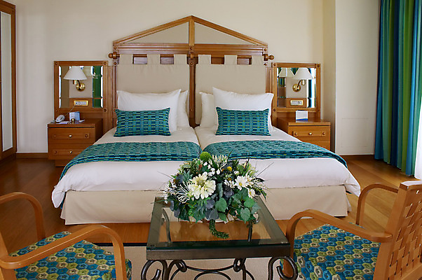 포토 JPG 해외이미지 디자인 꽃 가구 의자 탁자 호텔 사람없음 내부 방 침대 안락의자 해외202004 해외포토 식물 생활용품 숙소 파일형식 이미지허브