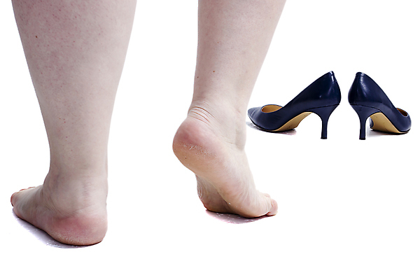 포토 JPG 해외이미지 1 여자 백그라운드 신발 2 부분 맨발 휴식 한명 사람 유행 자르기 오브젝트 예복 고립 양발 줄서기 스타일 유일 해외202004 해외포토 옷 컨셉 모션 발 파일형식 이미지허브