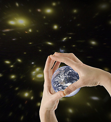 포토 JPG 해외이미지 손 디자인 별 지구 컨셉 비즈니스 통신 성공 사람 사람없음 세계 글로벌 지구본 우주 환경 행성 보호 연결 돌봄 여의주 해외202004 해외포토 자연요소 모션 신체부위 파일형식 이미지허브