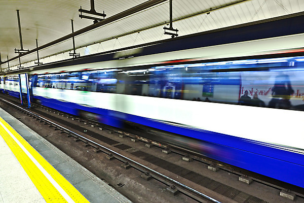 포토 JPG 해외이미지 유럽 선 여행 백그라운드 비즈니스 창문 교통시설 모션 실내 사람 사람없음 내부 기차 도시 업무 기다림 터널 스페인 전철 역 사인 속도 시스템 지하 일반 단상 마드리드 스페인어 해외202004 해외포토 나라 길 육상교통 교통 대중교통 작업 시설 파일형식 이미지허브