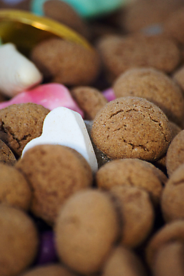 포토 JPG 해외이미지 캐릭터 백그라운드 휴가 사탕 사람없음 빨간색 갈색 유로 흰색 하트 축하 성자 편지 네덜란드 해외202004 해외포토 모양 유럽 종교 컬러 컨셉 돈 디저트 파일형식 이미지허브