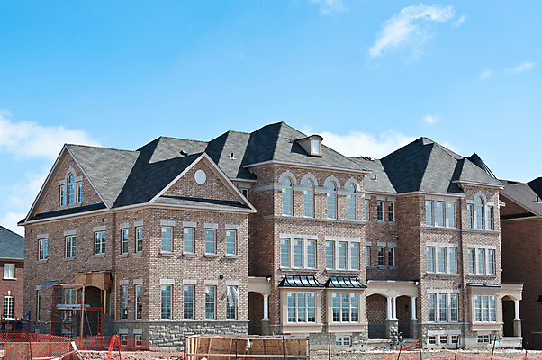 포토 JPG 해외이미지 하늘 새로움 주택 사람없음 야외 건물 가로 파란색 컬러풀 계단 건설현장 연립주택 이웃 교외 해외202004 해외포토 건축물 컬러 컨셉 건설업 파일형식 이미지허브