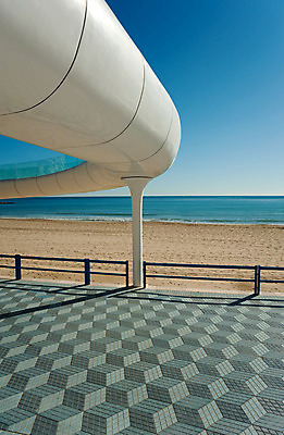 포토 JPG 해외이미지 바다 건축양식 숙이기 해변 사람없음 세로 산책로 흰색 도시 보행자 지중해 묘사 카피스페이스 해외202004 해외포토 건축 길 컬러 포즈 공백 파일형식 이미지허브